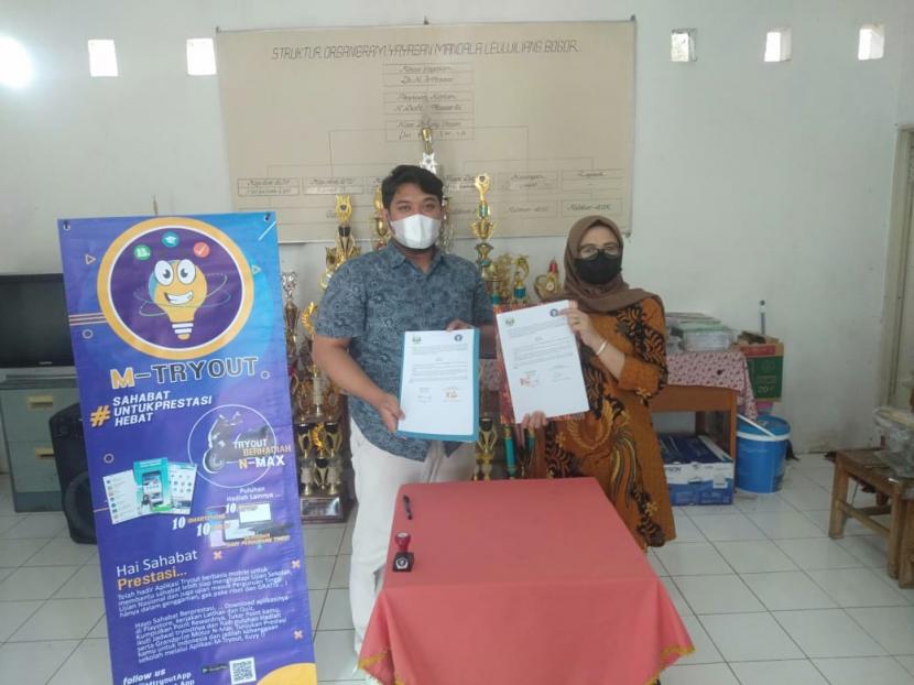 Muhammad Abdul Ghani, selaku CEO MTryout (kiri) dan Titing Nurjanna selaku Kepala SMK Mandala, usai penandatanganan MoU  di SMK Mandala, Bogor, Selasa (7/9).