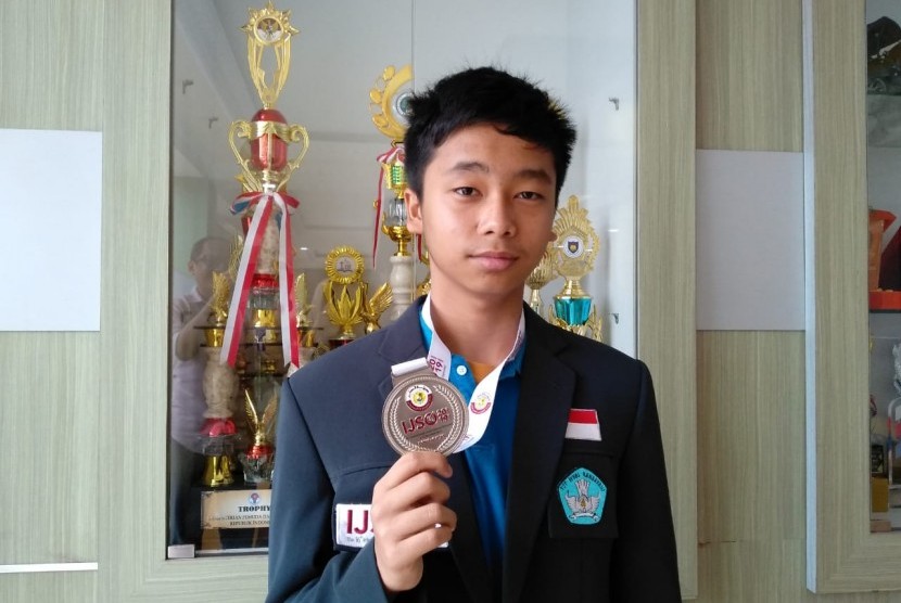 Muhammad Adyan Dafi meraih medali perak pada ajang International Junior Science Olympiad (IJSO) ke-16 yang digelar di Doha, Qatar pada 3-12 Desember lalu. .