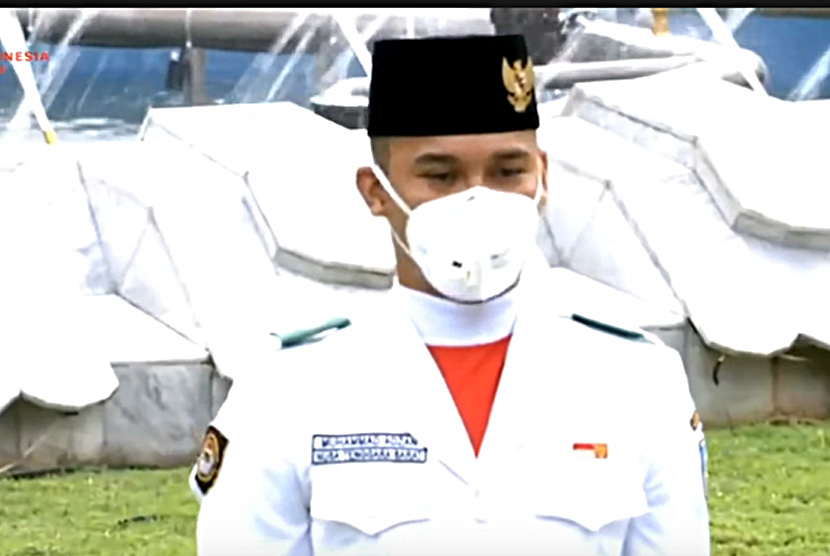 Muhammad Adzan menjadi salah satu dari tiga petugas paskibraka nasional 2020 yang bertugas mengibarkan bendera pusaka pada upacara HUT ke-75 Kemerdekaan Republik Indonesia di Istana Negara pada Senin (17/8)