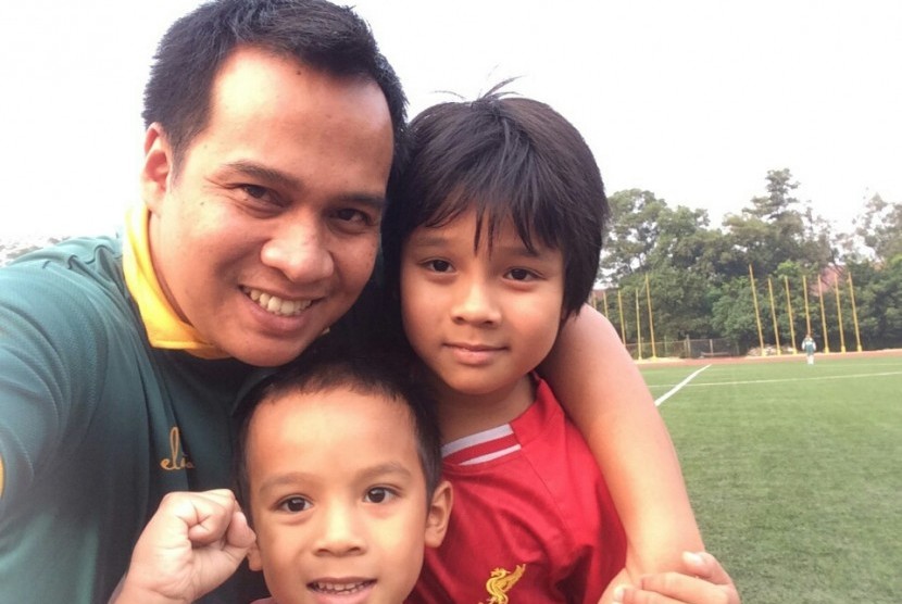 Muhammad Agus Riza Hufaida bersama dua dari tiga anak laki-lakinya. 