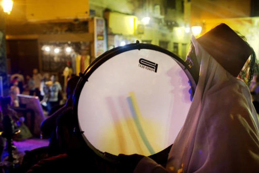 Mesir Gelar Festival Drum Internasional Besok. Foto: Muhammad al-Tunsi (45 tahun), seorang mesaharati (orang yang membangunkan sahur) membangunkan warga Mesir dengan drumnya untuk santap sahur di El-Moez Street, Kairo, Rabu, 15 Juni 2016.