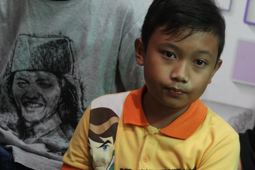 Muhammad Alfiansyah berada di rumahnya di Bareng, Malang, Jawa Timur, Senin (3/10/2022). Pelajar berusia 11 tahun tersebut merupakan korban selamat namun kedua orang tuanya meninggal dunia dalam tragedi Stadion Kanjuruhan yang turut menewaskan ratusan orang. Alfiansyah Yatim Piatu Akibat Tragedi Kanjuruhan, Bercita-cita Jadi Polisi