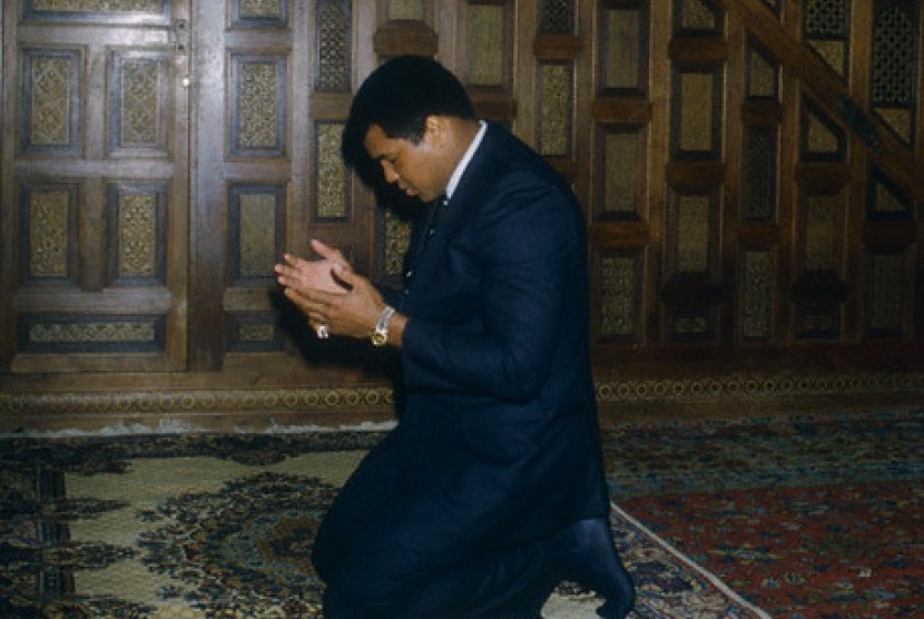 Muhammad Ali berdoa
