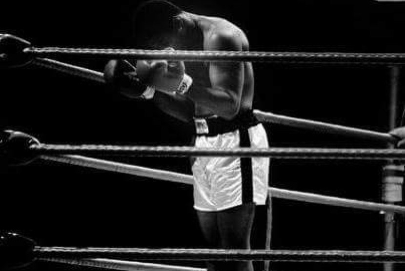 Muhammad Ali berdoa usai mengalahkan George Foreman pada 1974  