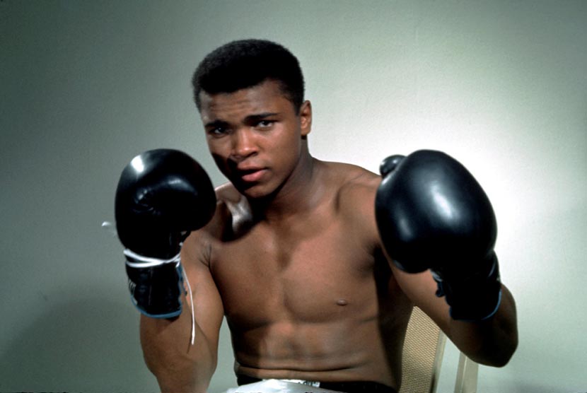 Muhammad Ali berpose dengan sarung tangan di Credit portrait.