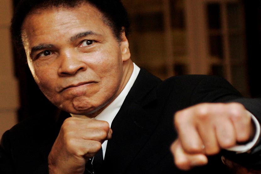 Muhammad Ali berpose saat upacara Penghargaan Kristal di Forum Ekonomi Dunia (WEF) di Davos, Swiss.