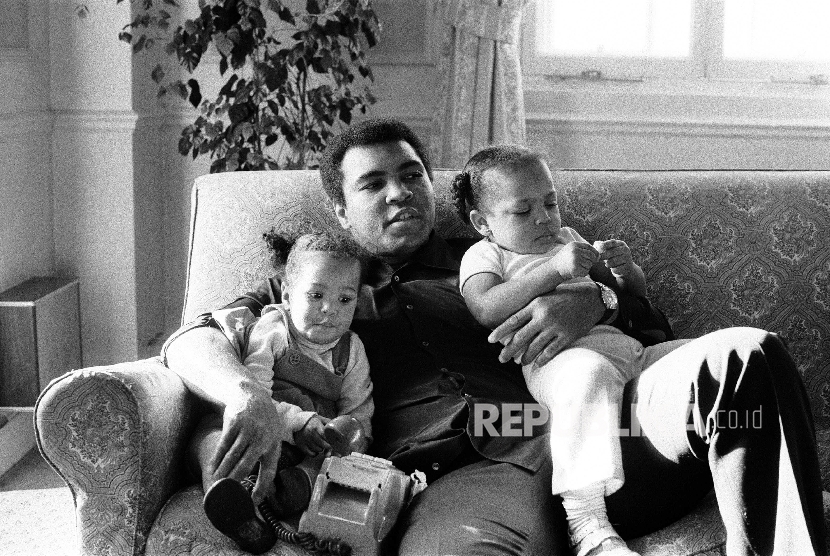 Muhammad Ali bersama anak-anaknya. 