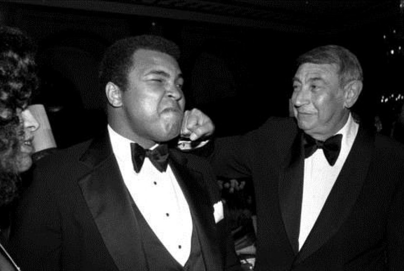 Muhammad Ali bersama penyiar olahraga Howard Cosell pada 13 April 1981.