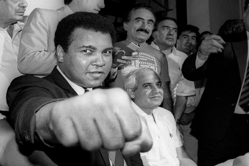 Muhammad Ali menunjukkan tinjunya kepada wartawan saat konferensi pers dadakan di Mexico City pada file foto 9 Juli 1987 .