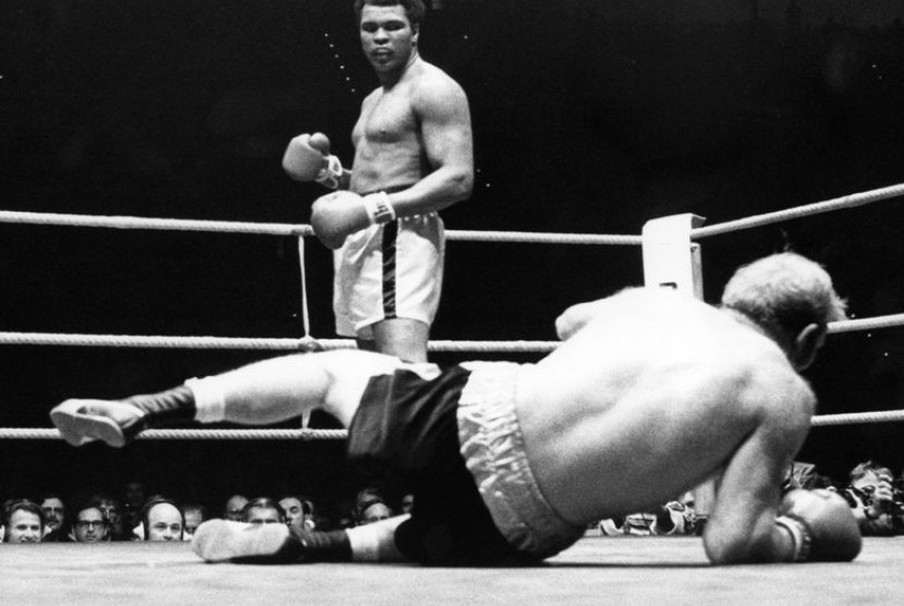 Muhammad Ali saat memukul KO petinju Inggris Richard Dunn