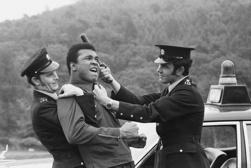 Muhammad Ali berdoa usai mengalahkan George Foreman pada 1974  