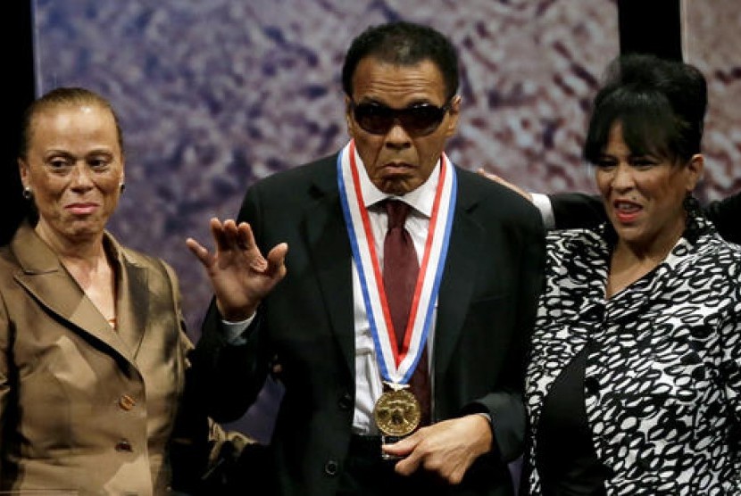 Muhammad Ali (tengah) bersama istrinya Lonnie Ali (kiri) dan kakak iparnya Marilyn Williams pada 13 September 2012.