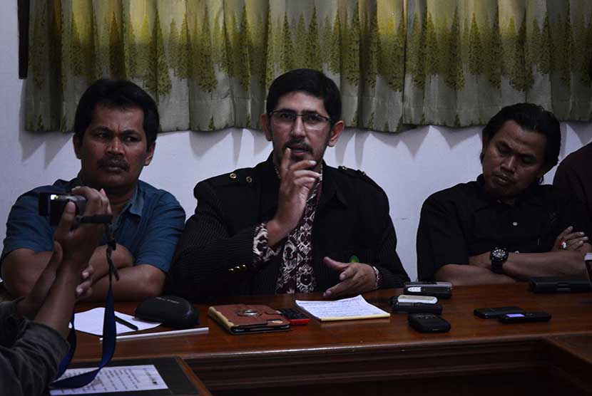 Muhammad Arif (tengah) famili dari  warga Solo yang hilang di negara Turki memberikan keterangan kepada Wartawan di Surakarta, Jawa Tengah, Senin (9/3). 