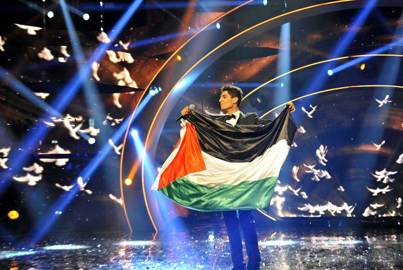 Muhammad Assaf meraih gelar juara Arab Idol di Beirut, Lebanon, Sabtu (22/6).   (EPA/MBC)