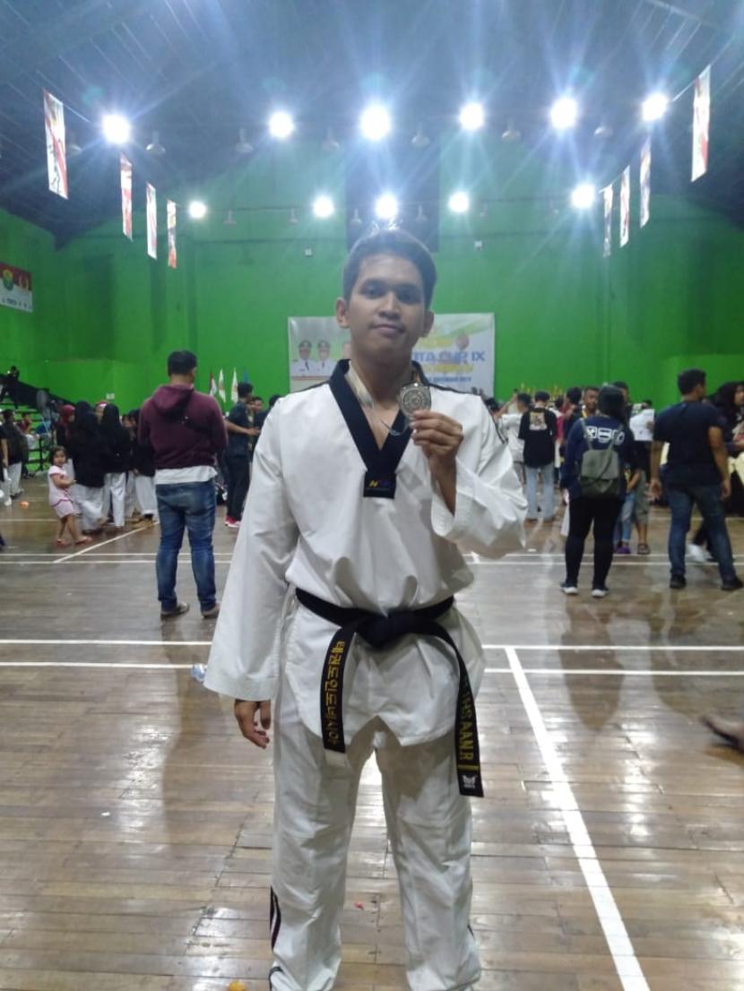 Muhammad Azhar Gunawan, mahasiswa UBSI,  mendapatkan beasiswa atas prestasinya di bidang olahraga taekwondo.