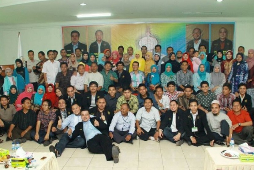 Muhammad Darwis Nasution with fellow Pesantren Al Kautsar Al Akbar alumni in Medan