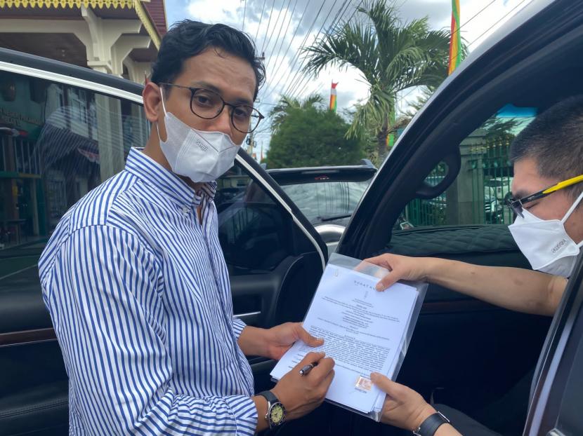 Muhammad Dawood (dalam mobil) dan kuasa hukumnya saat melaporkan ke Propam Polda Riau. Sebelum melaporkan ke Propam tim kuasa hukum juga telah  mengajukan gugatan praperadilan.