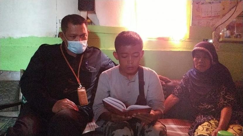 Muhammad Gifari Akbar (16) di rumah keluarganya di Kampung Sodong, Kelurahan Muarasanding, Kecamatan Garut Kota, Kabupaten Garut, Kamis (5/11). Sosok Akbar menjadi viral setelah fotonya sedang membaca Alquran tersebar di media sosial.
