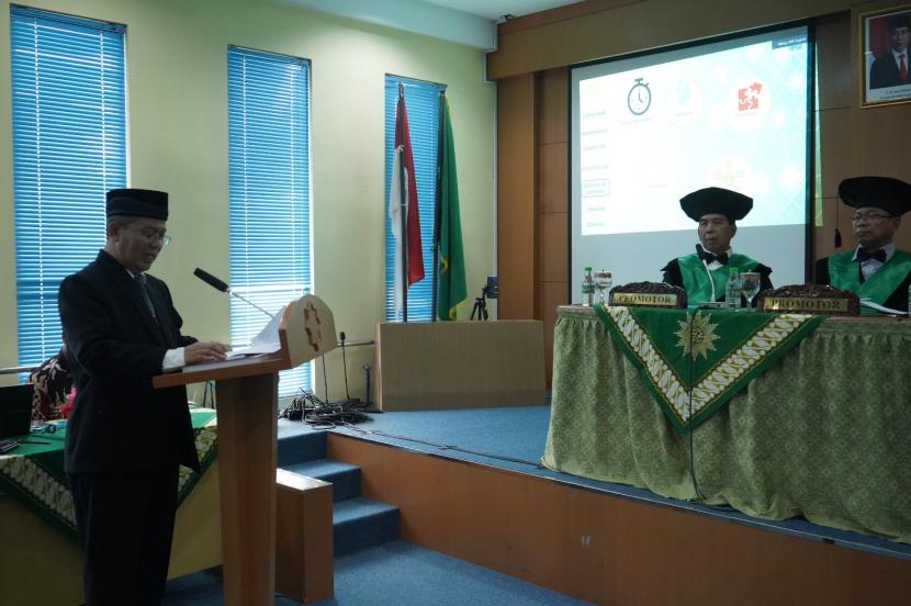  Muhammad Ikhwan Ahada saat menjalani Ujian Disertasi Terbuka Promosi Doktor Universitas Muhammadiyah Yogyakarta (UMY) dalam bidang Psikologi Kepemimpinan Islam di Gedung Pascasarjana UMY.