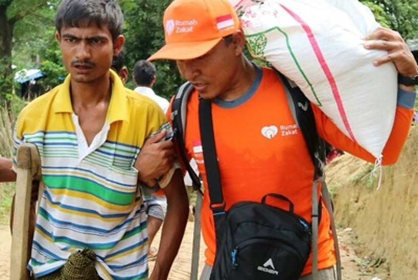 Muhammad Kasan, salah satu pengungsi Rohingya mengantri bantuan kemanusiaan saat im yang tergabung dalam Aliansi Kemanusiaan Indonesia (AKIM) hari Sabtu lalu (7/10) kembali mendistribusikan bantuan pangan. 