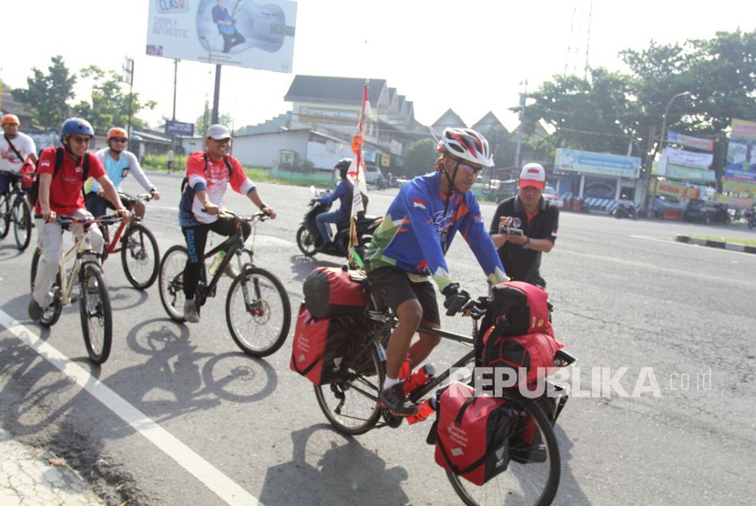 Muhammad Maahir Abdulloh, relawan Palang Merah Indonesia (PMI) yang melakukan Ekspedisi Penjelajahan Nusantara, saat singgah di PMI DIY, Kamis (22/3). 