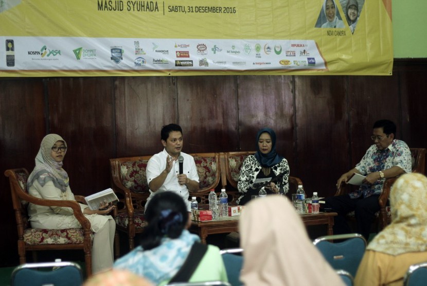 Muhammad Nur Rizal (kedua kiri) dan istrinya, Novi Candra (kedua kanan), serta Prof Suyanto (paling kanan) saat menjadi pembicara dalam bedah buku 'Sekolah Nir Kekerasan' dalam rangkaian acara Tabligh Akbar Republika 2016 di Aula Masjid Syuhada, Sabtu (31/12) sore.