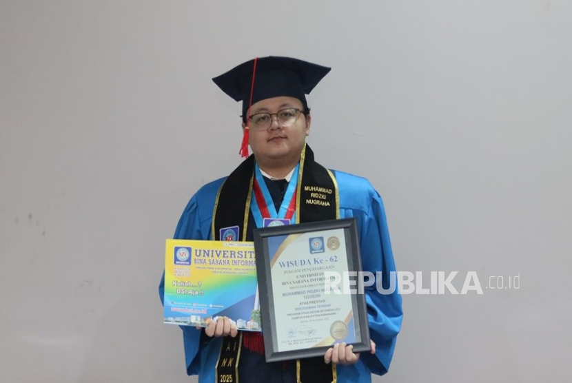 Kisah Wisudawan Terbaik UBSI dari Karawang hingga Berkarier di Singapura