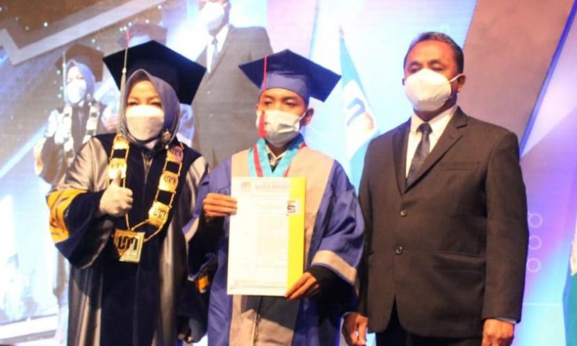 Muhammad Rizki Hidayat, wisudawan program studi (prodi) Teknik Informatika (S1), Universitas Nusa Mandiri (UNM) telah menyelesaikan masa kuliahnya, dan mampu menjadi sosok inspiratif.
