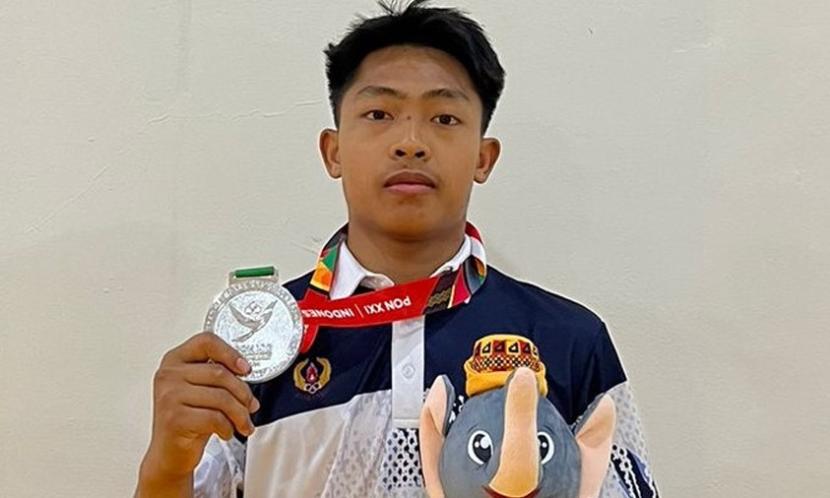 Muhammad Rizqi Maulana, mahasiswa Sistem Informasi Universitas BSI (Bina Sarana Informatika) Kampus Karawang berhasil meraih medali perak di cabang olahraga Judo putra kelas 55 kg.