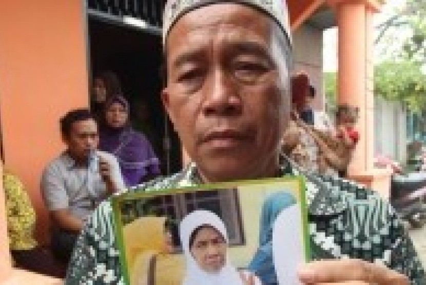Muhammad Tayib (65 tahun) menunjukkan foto Almarhumah istrinya, Painem Dalio (62 tahun) korban tertimpa crane di Arab Saudi, di rumah duka Kawasan Jalan Mangaan V Medan, Sumatera Utara, Sabtu (12/9). 