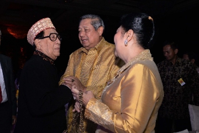 Muhammad Tedi Tohir menerima ucapan selamat dari presiden RI ke-6 Susilo Bambang Yudhoyono dan Ibu Ani Yudhoyono saat hari ulang tahun di Hotel Mulia, Senayan, Jakarta (5/3) malam WIB. 