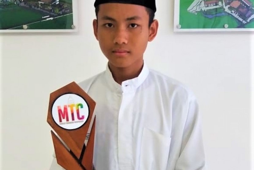 Muhammad Umar Ibrahim, santri penerima beasiswa pendidikan Laznas BMH raih juara II kompetisi Matematika se-Jatim.