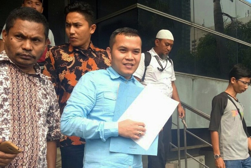 Muhammad Zakir Rasyidin (bekemeja biru) usai melaporkan Jonru Ginting ke Polda Metro Jaya, Jakarta, Senin (4/9).