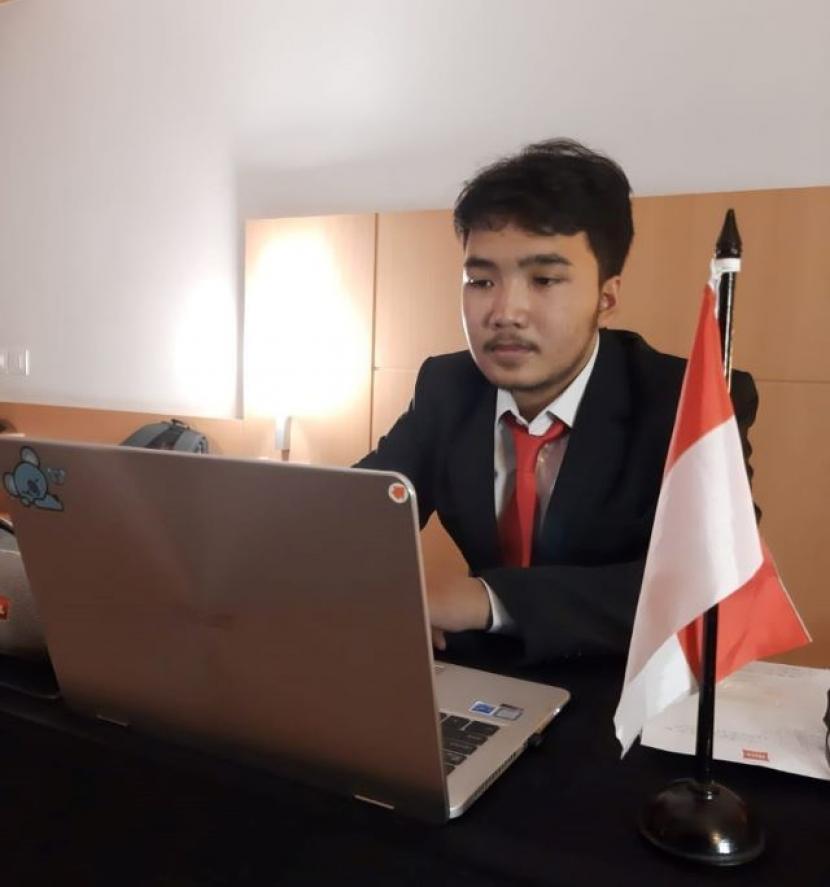 Muhammad Zaky Nur Fajar, pelajar dari SMA Pesantren Unggul Al Bayan Cibadak Kabupaten Sukabumi, Jawa Barat meraih medali perak dalam ajang International Economics Olympiad (IEO) 2020 ke-3 pada 7-13 September 2020