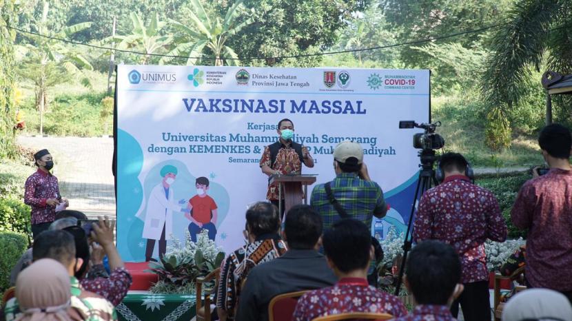 Muhammadiyah Covid-19 Command Center (MCCC) PP Muhammadiyah bekerja sama dengan Kementerian Kesehatan RI dan Universitas Muhammadiyah Semarang (Unimus) hari ini melaksanakan vaksinasi Covid-19 di Kampus Unimus Jalan Kedungmudu Raya No. 18, Kota Semarang.