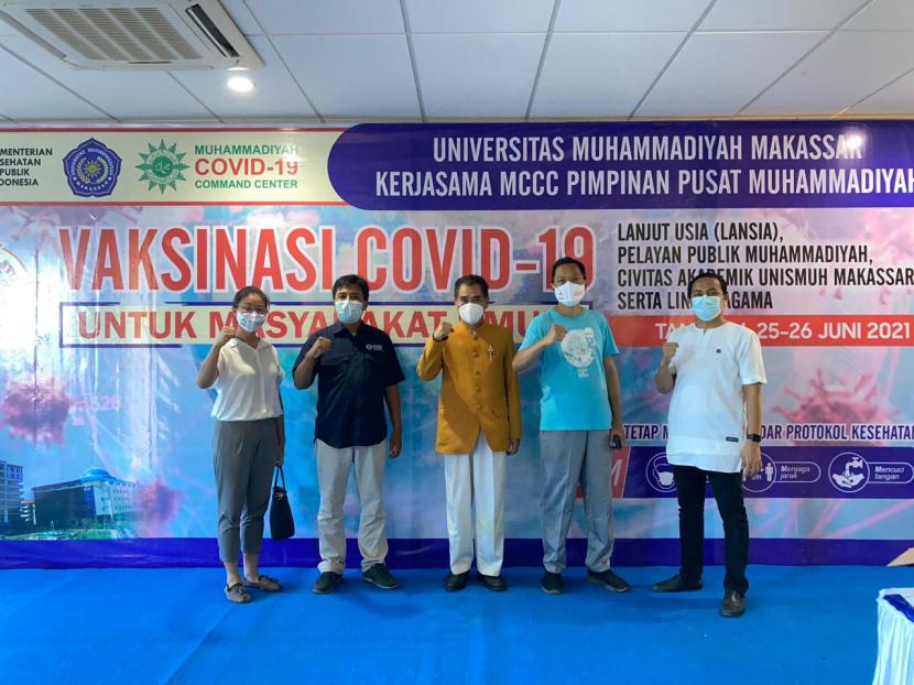 Muhammadiyah Covid-19 Command Center (MCCC) PP Muhammadiyah dan Universitas Muhammadiyah (Unismuh) Makassar menggelar vaksinasi Covid-19 di RS Unismuh Makassar Jalan Tuan Abdul Razak Samata, Gowa, Sulawesi Selatan. Vaksinasi digelar Jumat (25/6) dan Sabtu (26/6). 