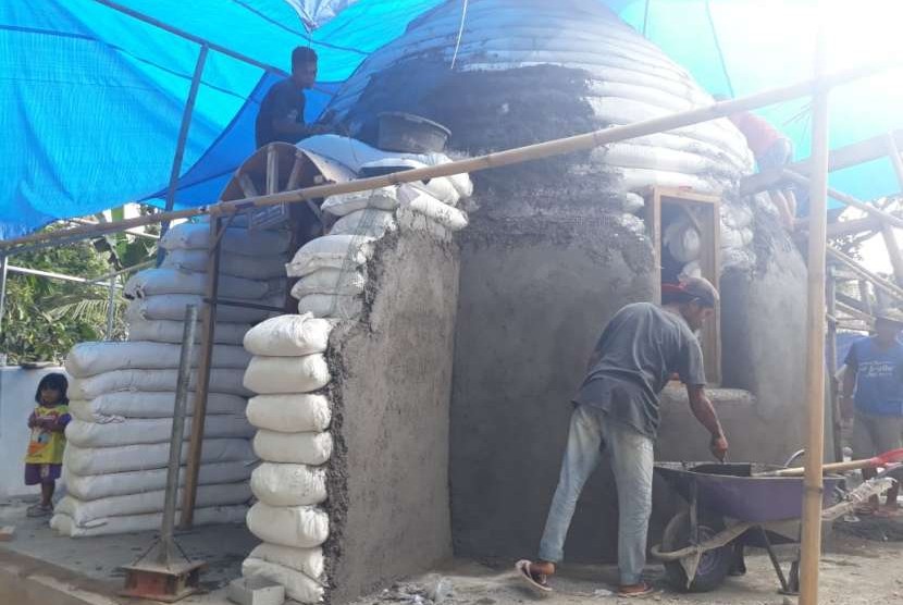 Muhammadiyah Disaster Management Center (MDMC) membangun rumah keong atau dome bagi warga terdampak gempa di Dusun Montong Dao, Desa Teratak, Kecamatan Batukliang Utara, Kabupaten Lombok Tengah, NTB, Jumat (5/10).