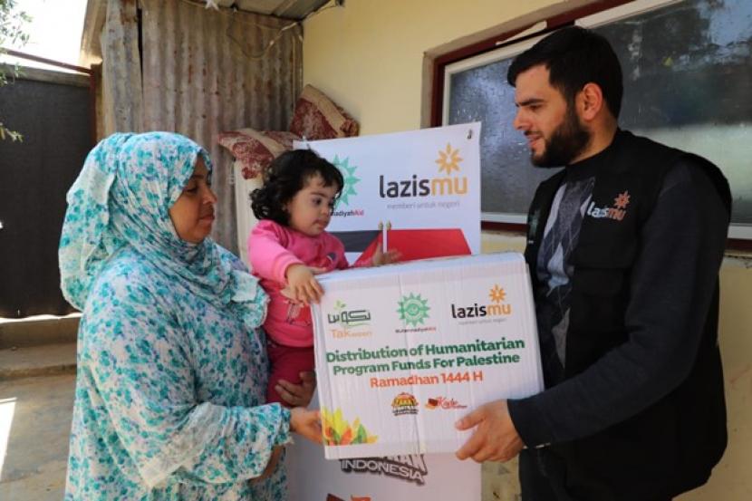 Muhammadiyah melalui Muhammadiyah Aid dan Lazismu membagikan ribuan paket Ramadhan bagi warga Palestina.