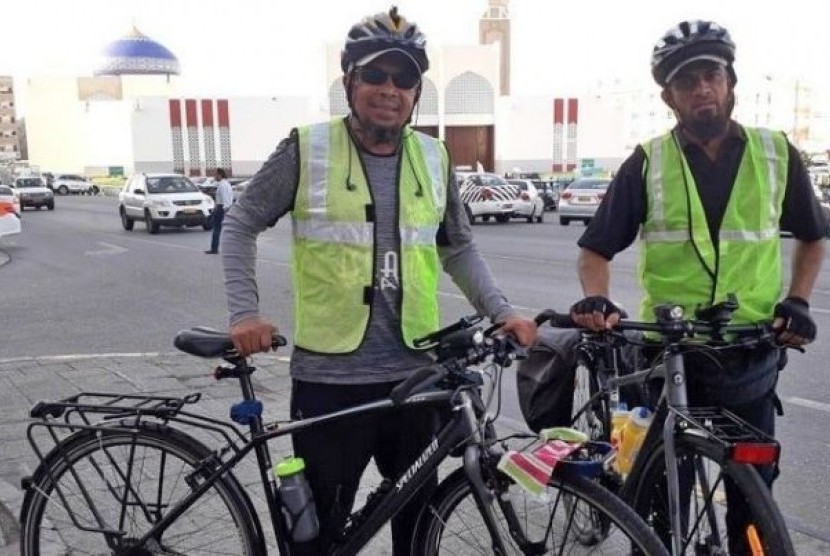 Muhammed Saleem (53) dan Rizwan Ahmad Khan (42) berasal dari Bangalore, bersepeda menuju Makkah untuk berhaji. 