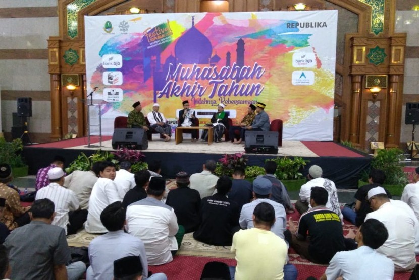 Muhasabah Akhir Tahun, di Masjid Pusdai, Kota Bandung, Senin (31/12). 