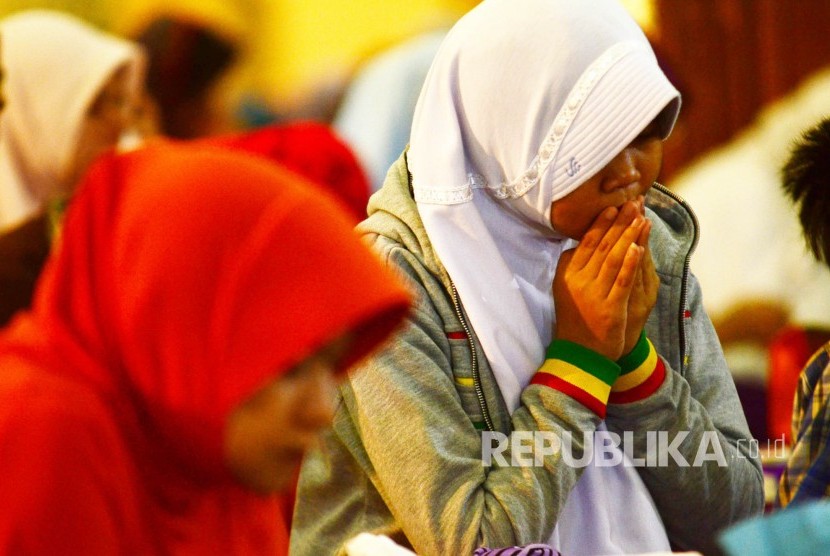 Muhasabah Akhir Tahun Republika 2016 Ribuah jamaah berdoa bersama yang pimpin oleh ustaz Evie Effendi saat Muhasabah Akhir Tahun Republika 2016 di Masjid Pusdai, Kota Bandung, Sabtu (31/12)