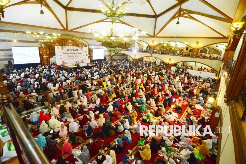 Muhasabah Akhir Tahun Republika. Ribuan jamaah mengikuti Muhasabah Akhir Tahun Republika di Masjid Pusdai, Kota Bandung. (ilustrasi)