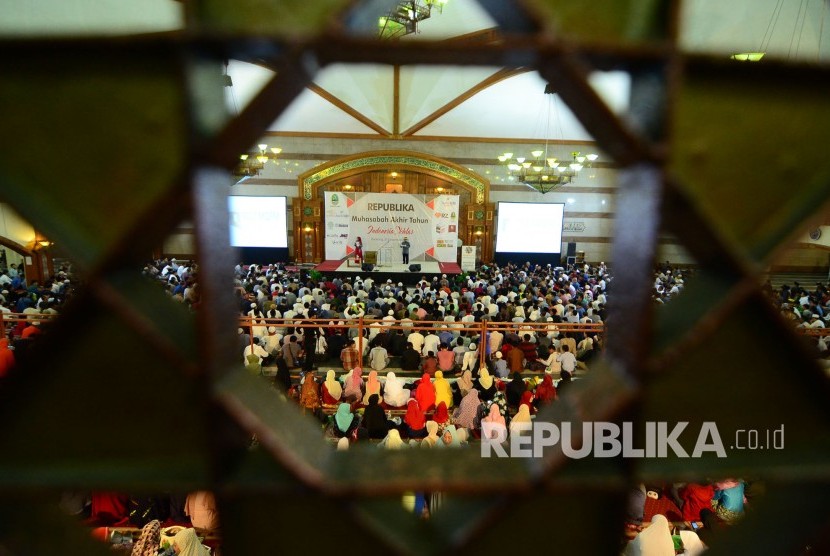 Muhasabah Akhir Tahun Republika 2016 Ribuan jamaah mengikuti Muhasabah Akhir Tahun Republika 2016 di Masjid Pusdai, Jalan Diponegoro, Kota Bandung, Sabtu (31/12)