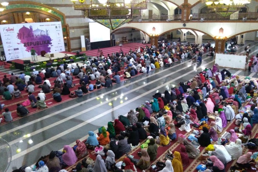 Muhasabah Akhir Tahun Republika, di Masjid Pusdai Jawa Barat, Jalan Diponegoro, Kota Bandung, Selasa (31/12). 