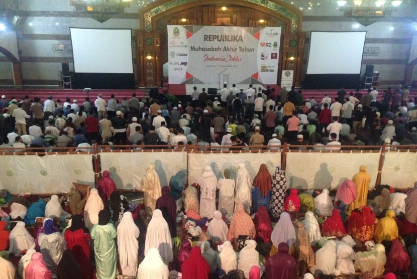 Muhasabah Akhir Tahun Republika di Masjid Pusdai, Kota Bandung, Sabtu (31/12). 