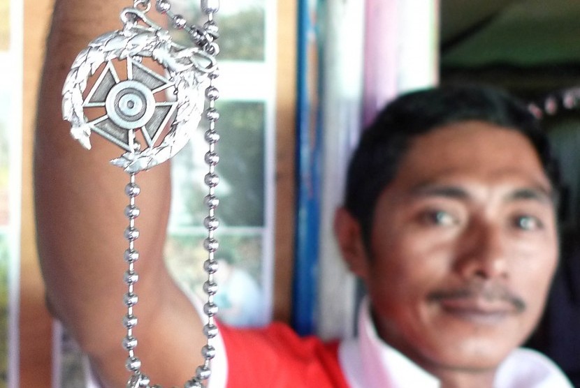 Muhlis menunjukkan kalung yang digunakan oleh serdadu yang terlibat perang dunia kedua di Pulau Morotai. 