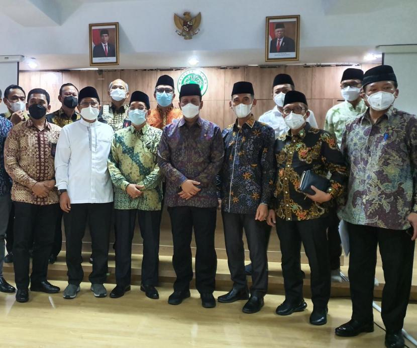 MUI Apresiasi Ketulusan Kepala BNPT Minta Maaf. Foto: Kepala BNPT bersama jajaran pengurus MUi.