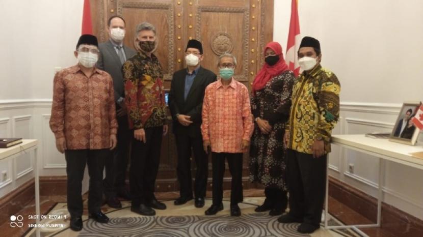 Jajaran pimpinan Majelis Ulama Indonesia (MUI) mendatangi kediaman Duta Besar (Dubes) Kanada untuk Indonesia, HE Mr Cameron Mackay pada Rabu (16/6)