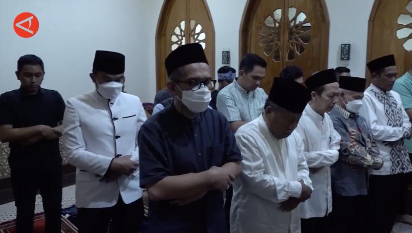 MUI Jawa Barat menggelar shalat ghaib setelah adanya keputusan terhadap status Emmeril Kahn Mumtadz.