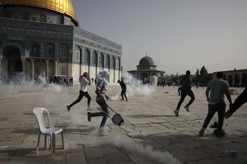 Ilutrasi penyerangan Masjid Al Aqsa. Pemukim Yahudi mengibarkan bendera Israel di Masjid Al Aqsa 